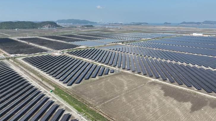 Solar panels stretching towards the sea – the solar park in Dangjin.