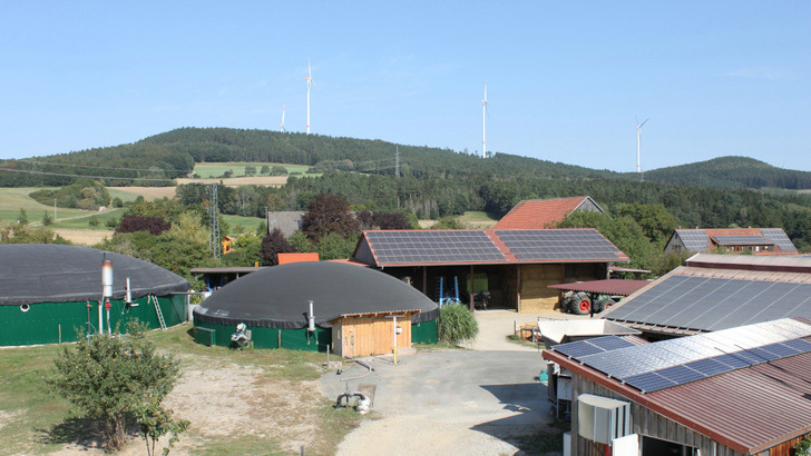 At this Bavarian farm, farmer Johannes Steuer combines his biogas prduction with ample rooftop PV.
