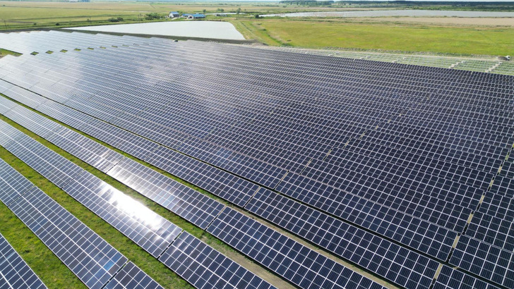 A gleaming field of energy – the CEF Chișineu-Criș solar park is situated in the vast flat Arad Plain in western Romania.