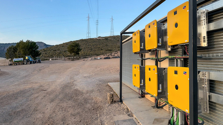 And they were all yellow – a robust design enables full-capacity operation at ambient temperatures up to 45°C.