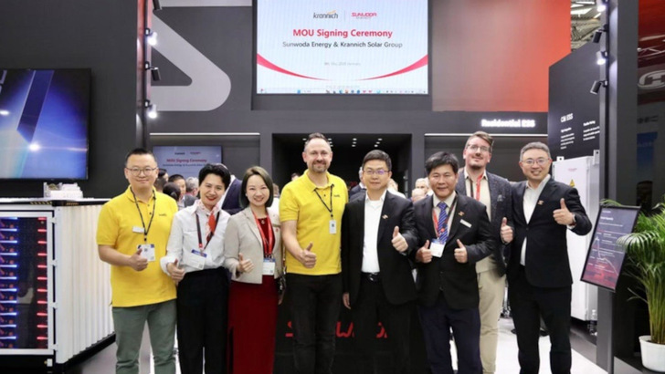 Thumbs up for storage – Krannich and Sunwoda seal the deal at the Intersolar Europe 2025 in Munich.