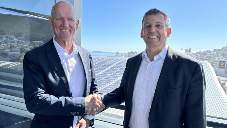 Plenty of sunshine at the Cape of Good Hope – Gregor Küpper, Managing Director of Solarworld Africa (left) and Patrik Danz, CSO at IBC Solar (right).