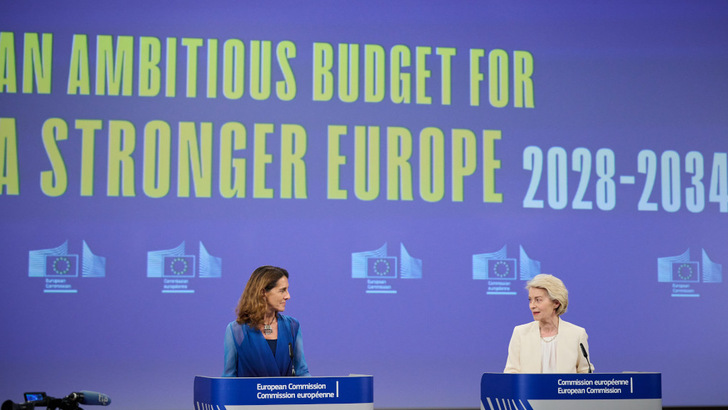 Ursula von der Leyen, President of the European Commission, with Chief Spokesperson Paula Pinho.