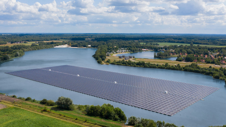 6.6 MW floating solar system in Tynaarlo/Drenthe, The Netherlands.