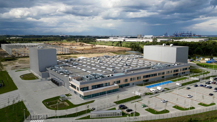 25,000 m² of production space for battery storage systems (BEES) in Gdansk – now with a new owner.