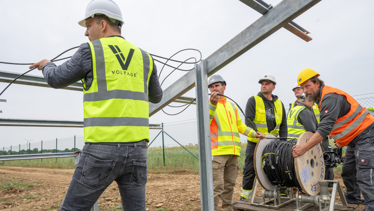 Easy does it – spooling cable for the solar park near Würzburg.