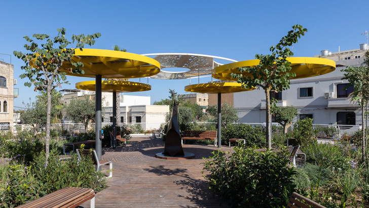 From the green idyll on the roof, it‘s easy to forget the hustle and bustle of the city.