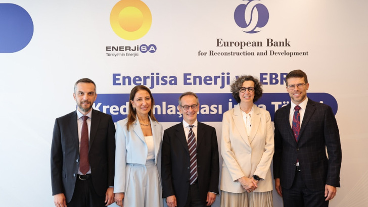 Representatives from Enerjisa Enerji and EBRD.