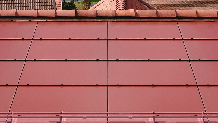 Barely distinguishable from regular tiles – the brick red solo from Swisspearl.