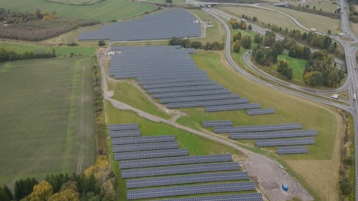 Construction phase of the Halmstad hybrid solar park – the battery energy storage system is visible in the lower right.