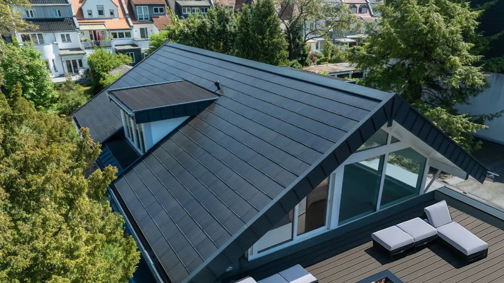 The solar roof tiles are hooked directly and easily into the rail.