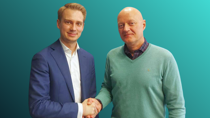 Steffen Schülzchen of Entrix (left) and Radek Nowak, CEO of Greenvolt Power, shake on the partnership.