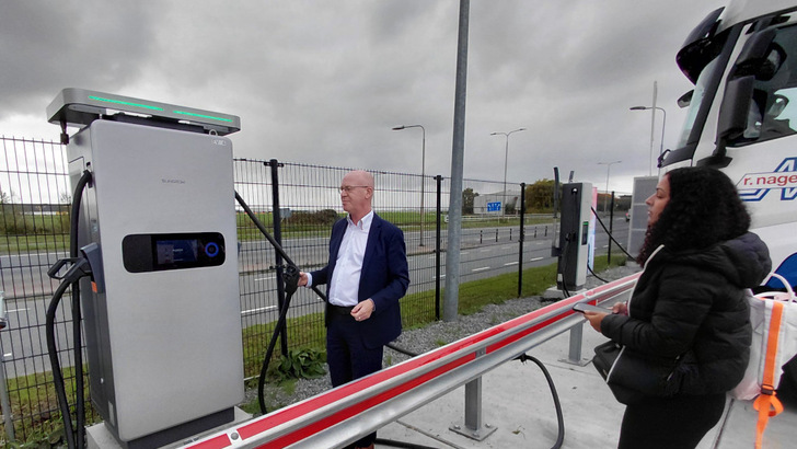 Erik Nagel at a Sungrow charging point close to Schiphol Airport