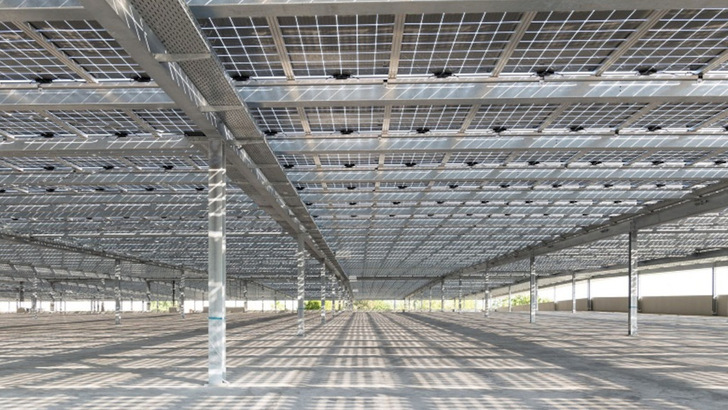 Add vehicles (preferably electric) and it’s complete – solar modules form the roof of this parking deck