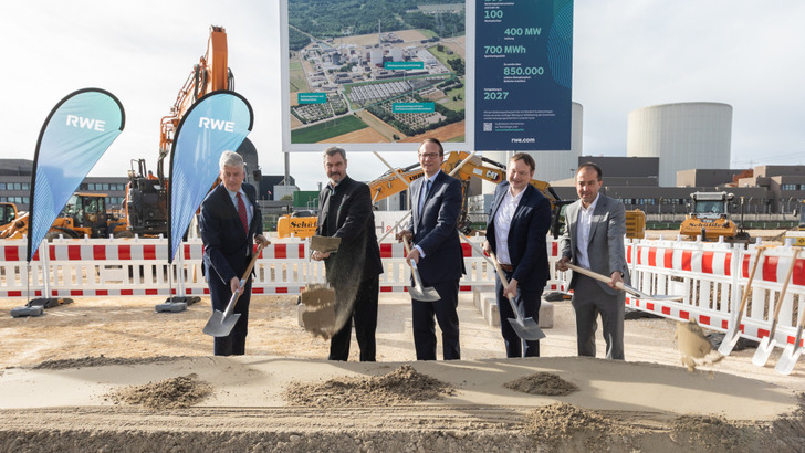 The symbolic ground-breaking ceremony with Bavarian Minister-President Markus Söder (second from left) and RWE CEO Markus Krebber (third from left)