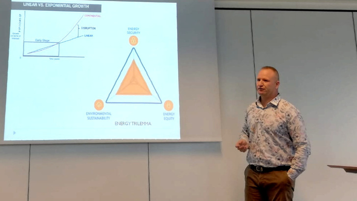 Prof. Malka highlights photovoltaic, storage, and investment incentives as key to diversifying the electricity mix.