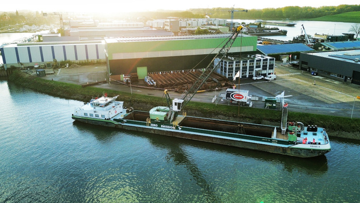 The electrically powered Prins ZEs with its distinctive mid‑ship crane