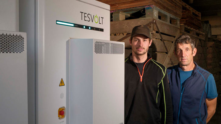 Field test partner Markus Berger (right) from Buchhofen in Bavaria, pictured with his son, relies on the Forton storage system.