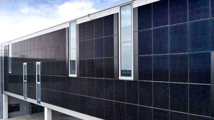 The solar façades are integrated into the entrance area of the plant