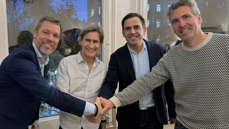 Boardroom choreography – CEO of Soltech, Patrik Hahne (left), with the founders of Sud Renovables