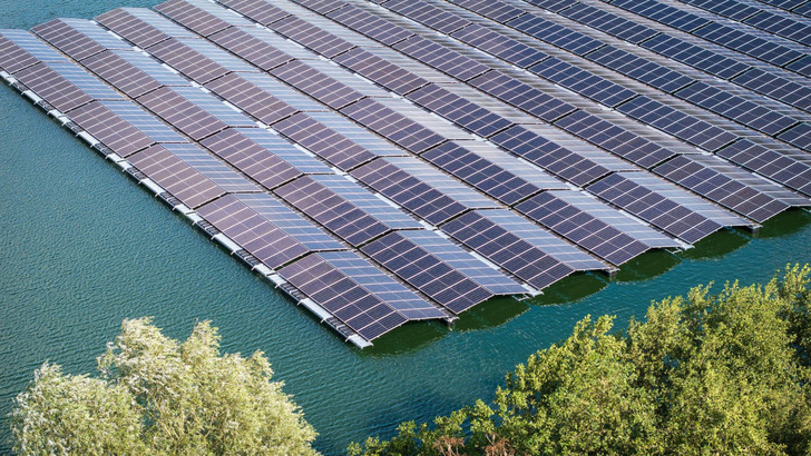 Floating PV systems use existing water surfaces and benefit from natural cooling, which boosts module efficiency