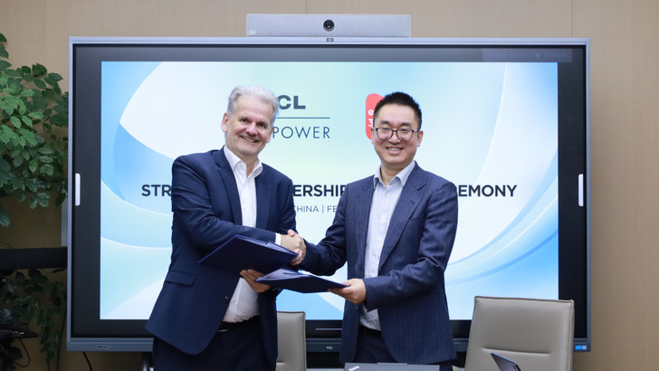 Christian Bairhuber (left) and Steven Zhang at the signing ceremony