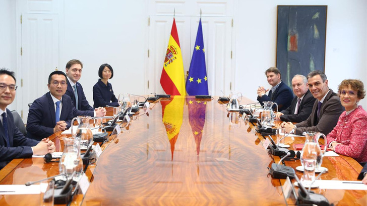 Inside Moncloa Palace – Prime Minister Pedro Sánchez (2nd right) and Industry Minister Jordi Hereu (3rd right) with Chinese and Spanish delegates