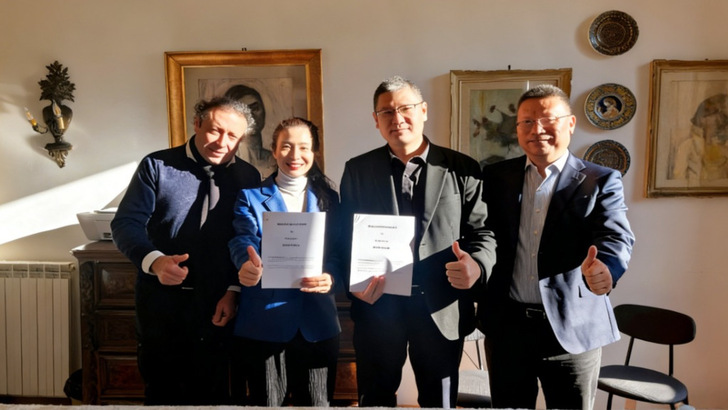 Thumbs up for the new solar plant in Italy