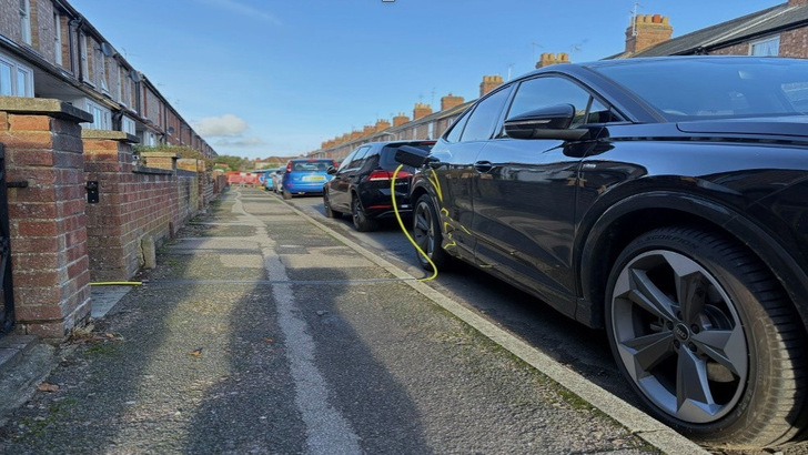 Urban charging in practice – cables bridging the gap between policy and pavement