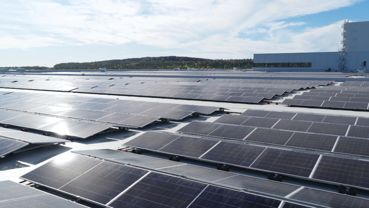 Flat roof, high output at the Ahlsell site, now fitted with Hi-MO X10 modules