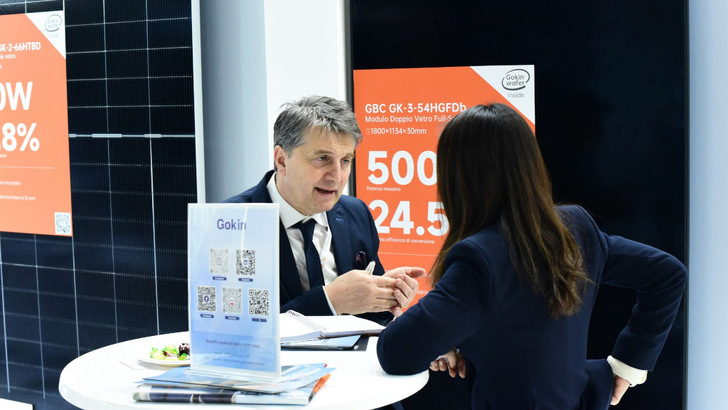 Specs in the background, discussion in the foreground at the Gokin stand