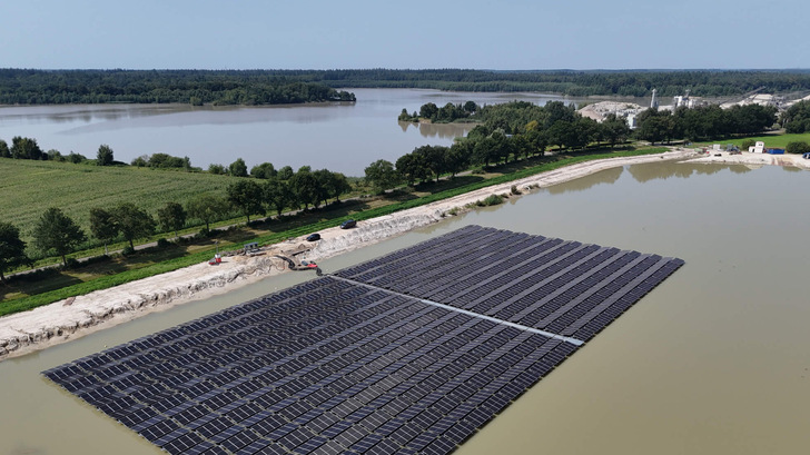 The floating 1.5 MW array at Ellertshaar in Drenthe