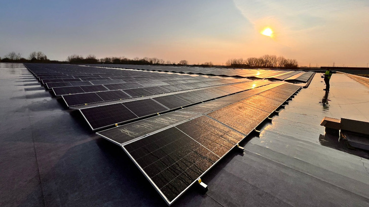 One installer, one horizon and a great deal of recycled steel