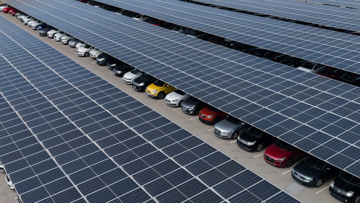 Power and weather protection in one: the solar carport in Valls