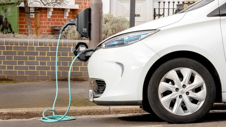 Kerbside charging in action, no driveway required