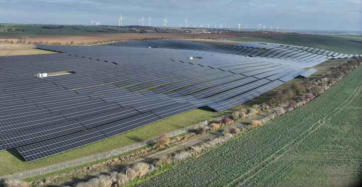 The Gerbstedt solar park in Saxony-Anhalt, completed in late autumn 2025, has a capacity of 53.5 MW and was developed by WPD. The 26 MW Gerbstedt wind farm can be seen in the background.