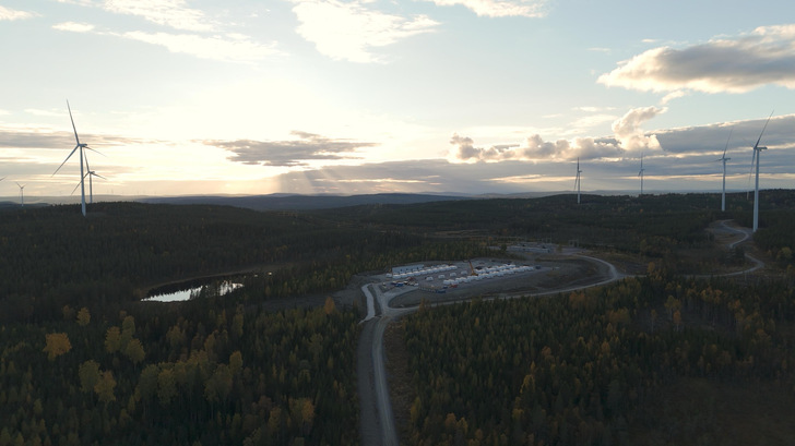 Dusk settles over Ånge – prime operating hours for a storage plant