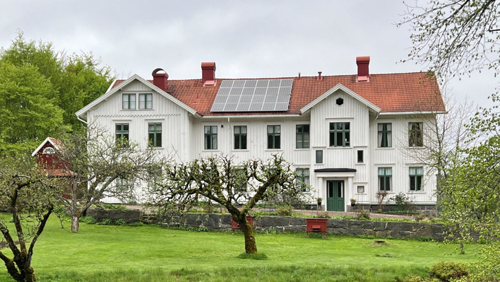Rooftop solar meets classic Swedish architecture, exactly the pairing the type-approval reform aims to standardise