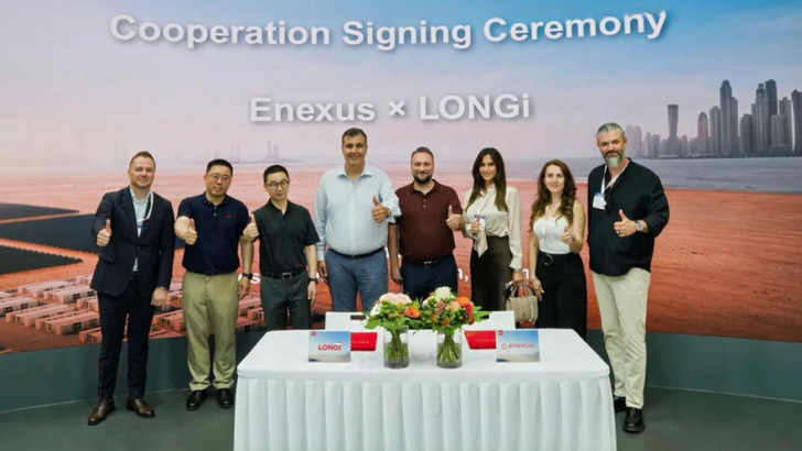 A round of thumbs up from the LONGi and Enexus executives to mark the signing of the BESS agreement