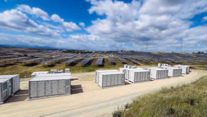 The Elementa containers add 15 MW of battery power to the neighbouring 34.4 MW solar plant
