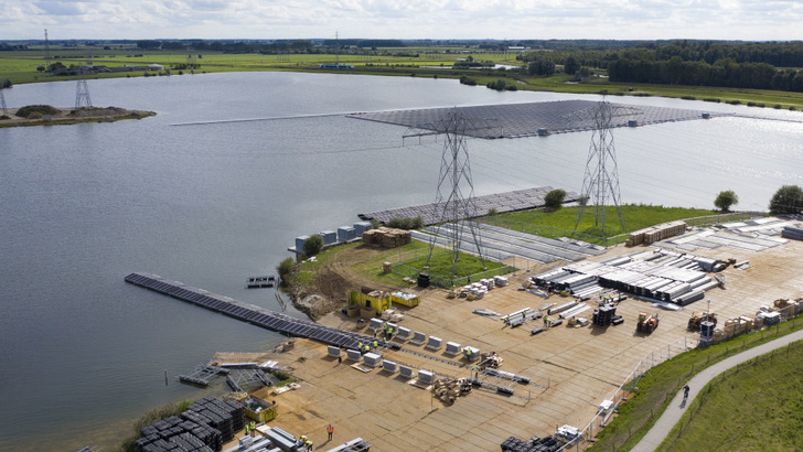 Construction of a floating solar plant in Sekdoorn, the Netherlands