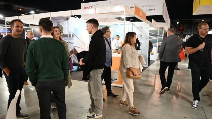 Plenty of foot traffic at the fair, with photovoltaics, storage and e-mobility on every side