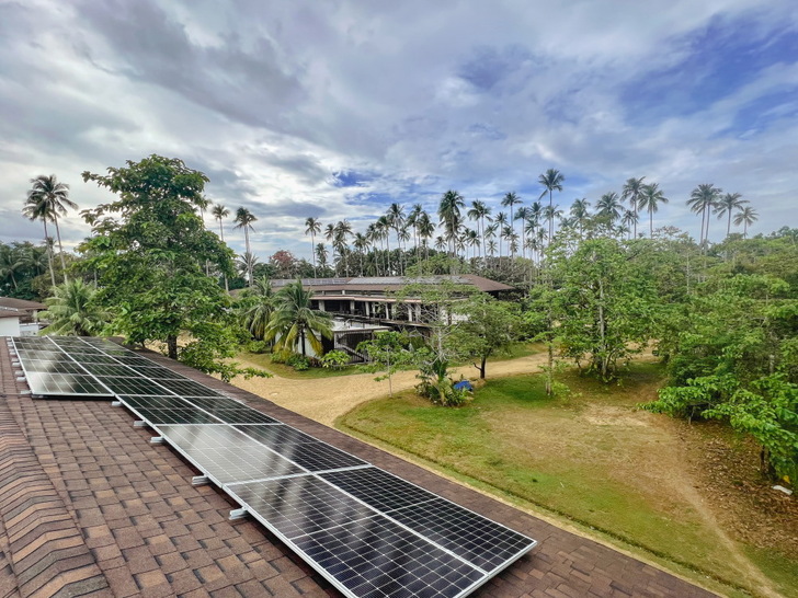 PV units cover the hotels’ full energy needs for over five hours a day. - © Dhybrid
