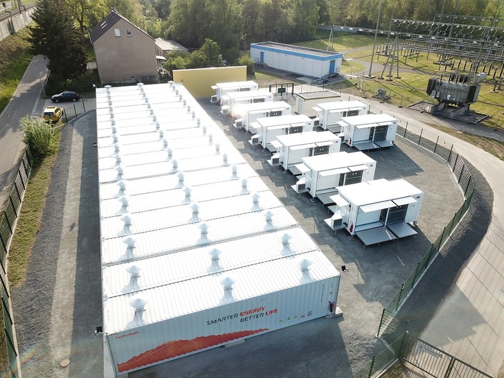 18 containers with more than 10,500 battery cells and nine battery inverters are installed in Bennewitz. - © SMA

