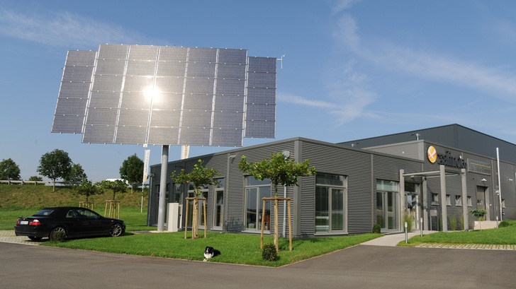 The company Xalino from Germany gained 17,500 kilowatt hours of electricity from the sun in 2015 with a Deger Tracker D100. Around 11,600 kilowatt hours has been consumed directly or stored for later use. - © Deger Solar
