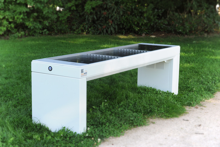 The ibench can operate without the need for an additional power supply.