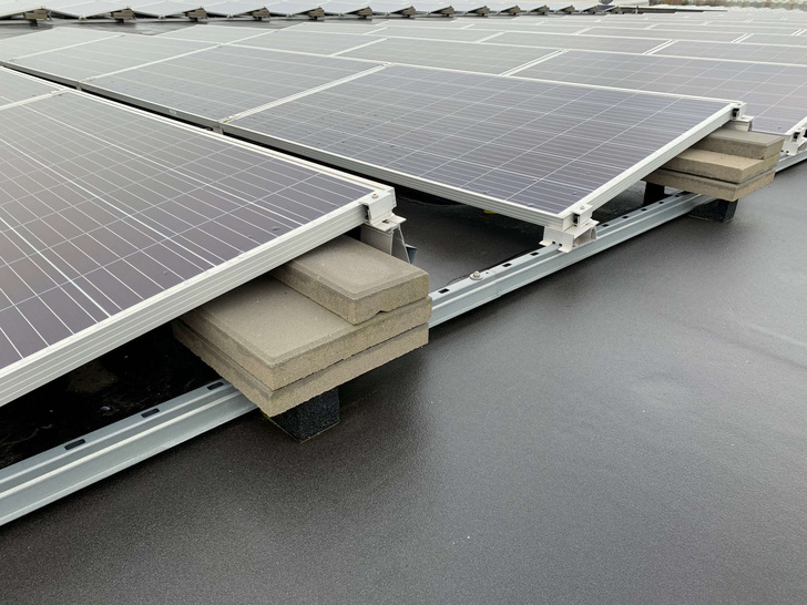 Rockwool approves a point load of up to 33 kPa for the ValkPro+ system. - © Van der Valk Solar Systems
