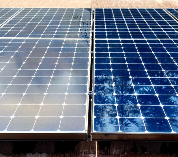 What a difference: With SOLAR WASH PROTECT cleaned solar panels (right) and uncleaned (left). - © CHEMITEK
