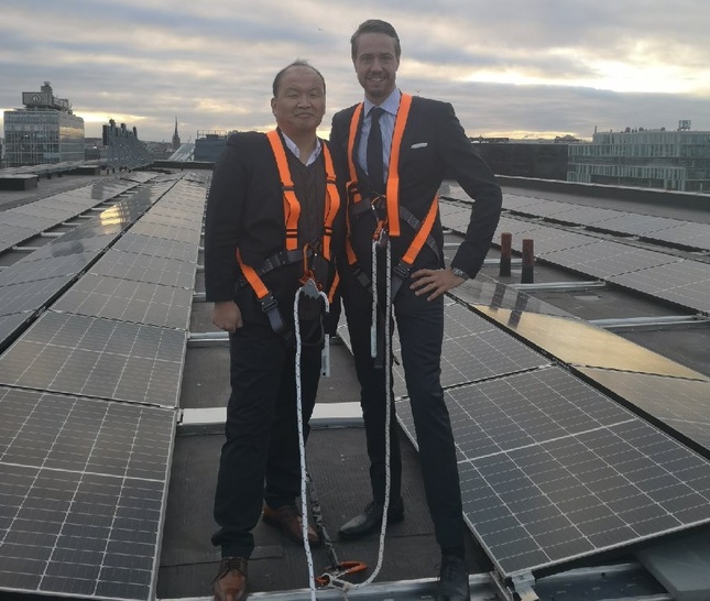 Hanwha Q CELLS Head of Sales EU Maengyoon Kim with Clarion Hotel CEO Henrik Berghult. - © Hanwha Q CELLS
