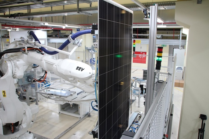 New sensors minimize errors before the solar modules are framed in Astronergy's German manufacturing plant in Frankfurt/Oder.